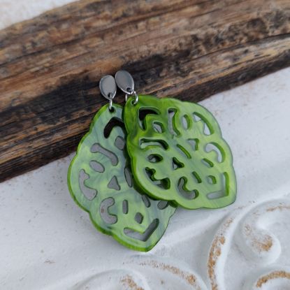 Bild von Ornament-Ohrstecker - Rhombusform aus Resin - olive green