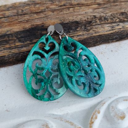 Picture of Ornament-Ohrstecker - Tropfenform - aus Resin - ocean green